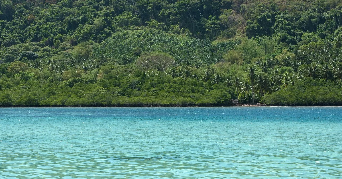 Desert tropical island. Part of minor tectonic Sunda Plate. Islands, islets, karst formations, limestone towers, remote lagoons, irregular coastlines, coral, crystal clear water, pure tropical bliss. El Nido Bay, Palawan Island, Philippines